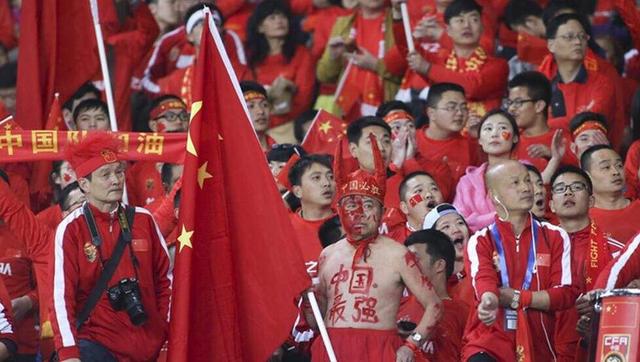 故事产生在河南省西部辛庄村。因为贫困，黑墩（李忘雄 饰）27岁还没有娶亲成家。丁云鹤（于绍康 饰）是个退休的铁路工人，有一手种瓜的尽活，五十年月由于错说一句话被打成右派，现在平反后受邀到各地指点种西瓜。黑墩请他到辛庄做种瓜的手艺参谋，丁云鹤来到辛庄后，不单指点年夜伙种瓜，也带来了全新的糊口理念，黑墩靠种瓜致富娶上了媳妇。村支书张米贵（杨子纯 饰）刚起头否决年夜伙弃农种瓜，此刻瓜农丰收后他又谢绝付出按合同给丁云鹤的年夜笔酬金，他起头给丁云鹤罗织莫须有的罪名，并操纵年夜伙的小农意识剥削丁云鹤应得的报答，还组织捉奸闹